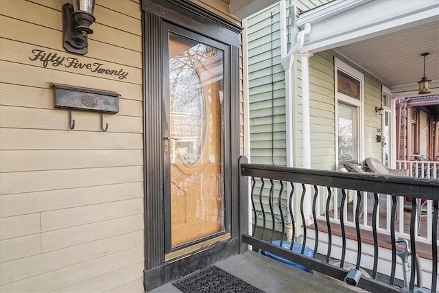 property entrance featuring a porch