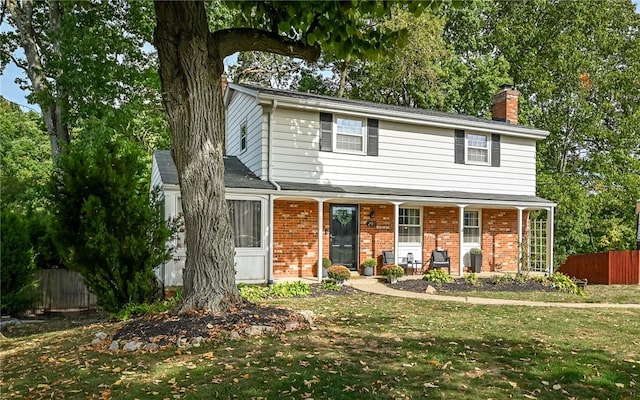 view of front of property featuring a front yard and covered porch