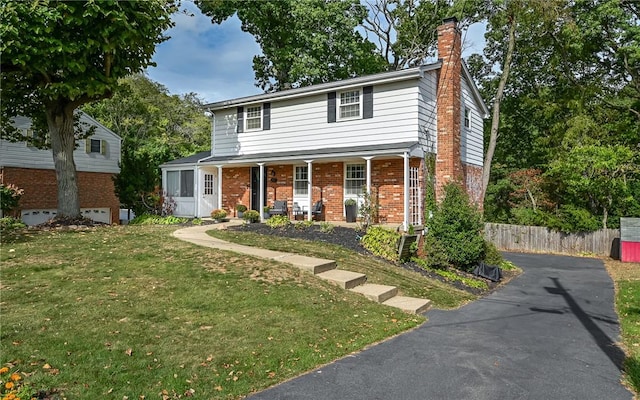 view of front facade featuring a porch and a front lawn