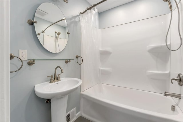 bathroom featuring shower / bath combo