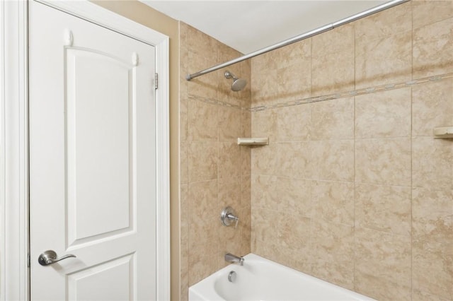 bathroom featuring tiled shower / bath