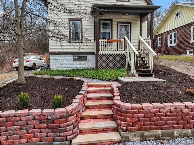 view of front of property featuring covered porch