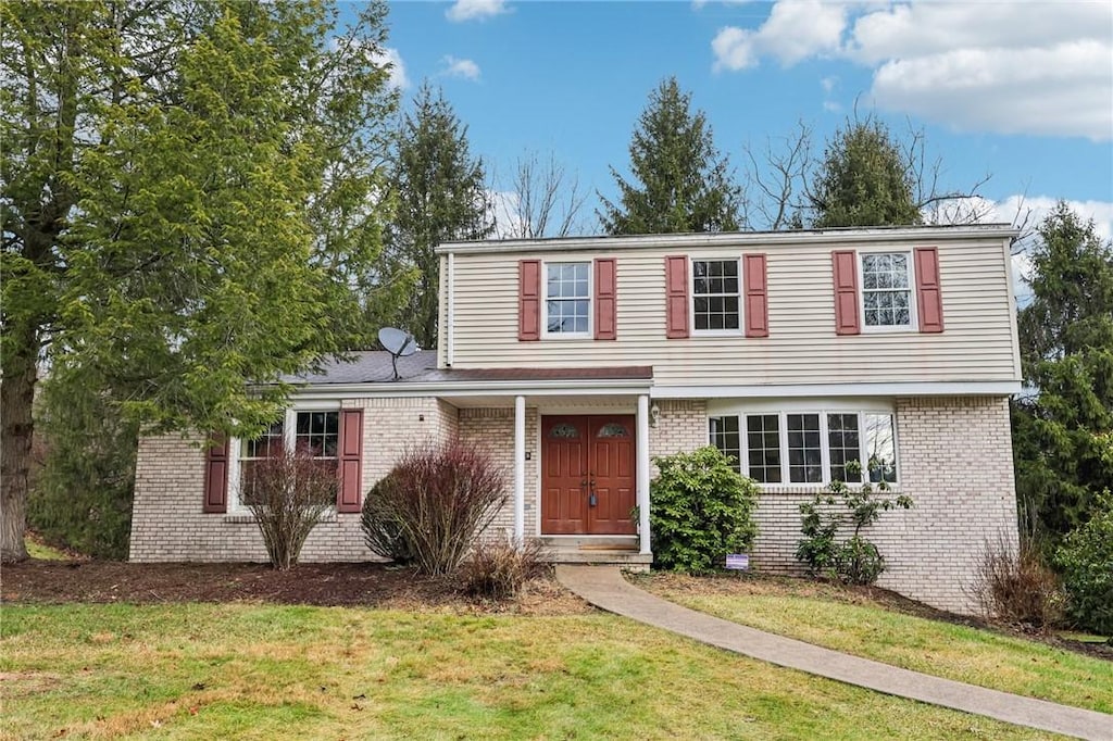 view of front property featuring a front yard