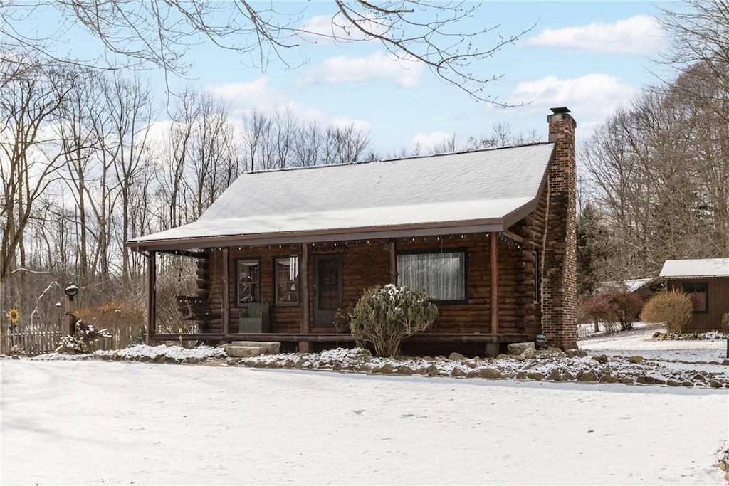 cabin featuring a porch