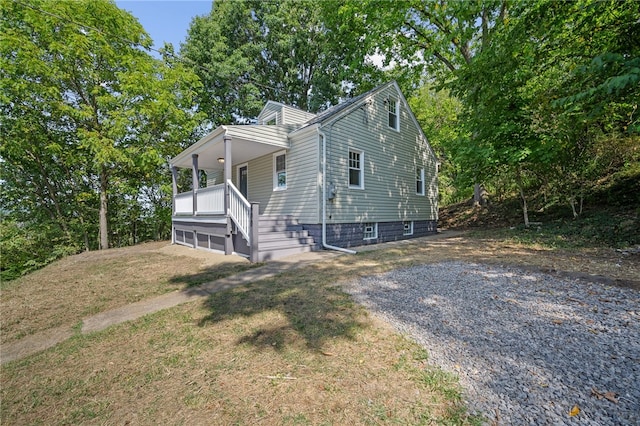 view of front facade with a porch and a front yard