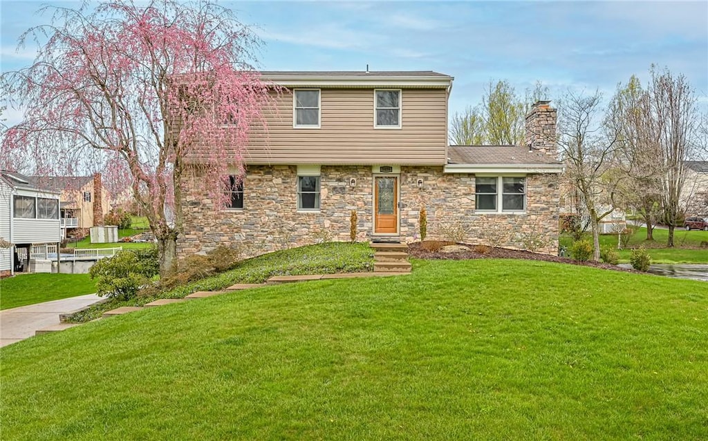 view of front facade with a front lawn