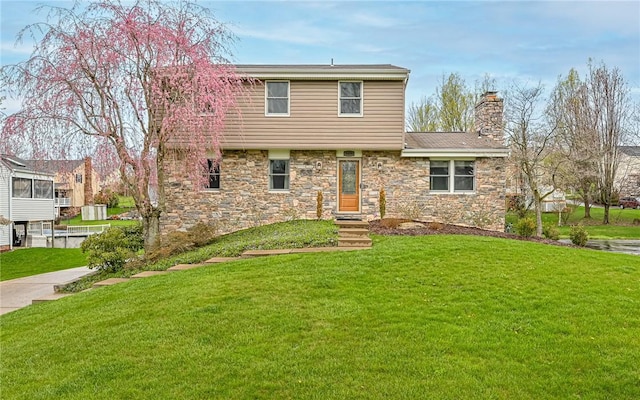 view of front facade with a front lawn