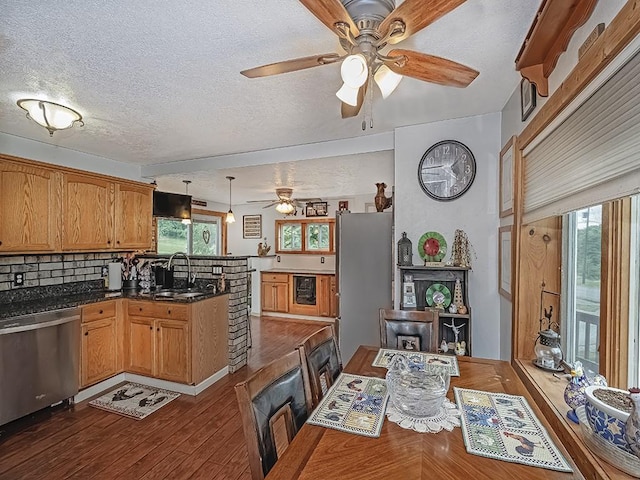 kitchen featuring sink, stainless steel appliances, dark hardwood / wood-style floors, backsplash, and decorative light fixtures