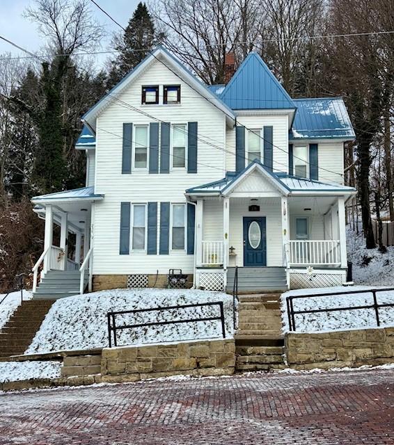 view of front facade featuring a porch