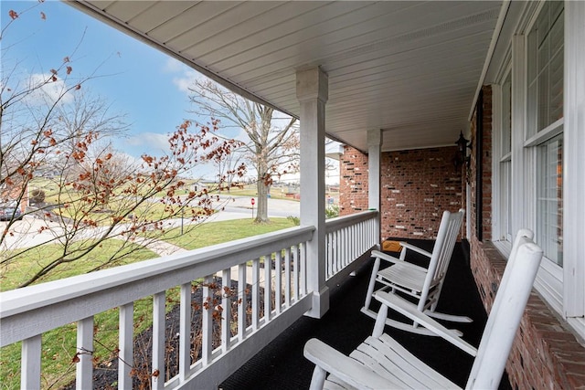 balcony featuring covered porch