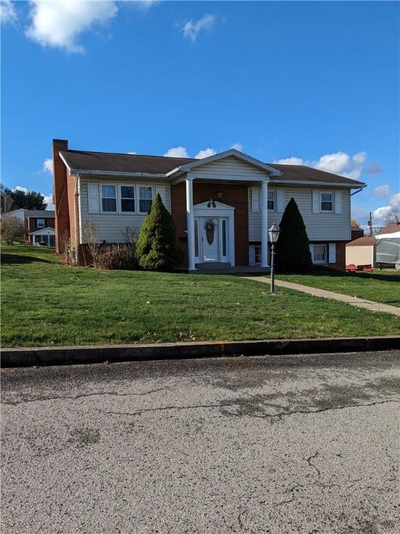 view of front of house featuring a front lawn