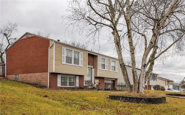 bi-level home featuring a front lawn