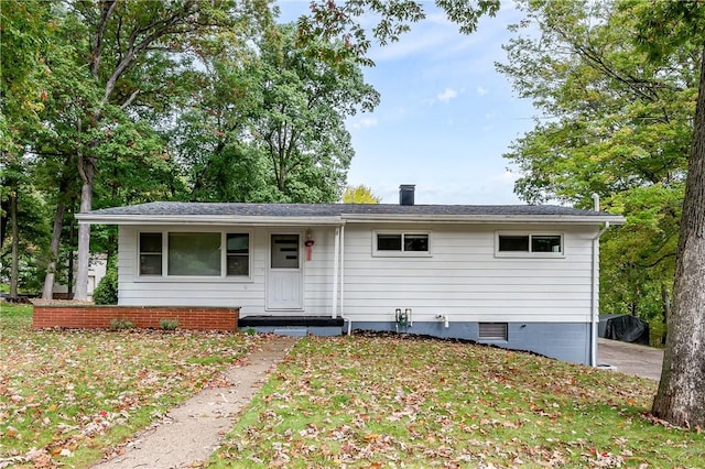 single story home with a front lawn