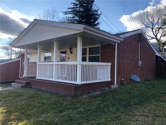 view of front facade featuring a front lawn and a porch