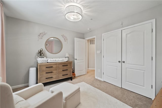 living area featuring light carpet and a notable chandelier