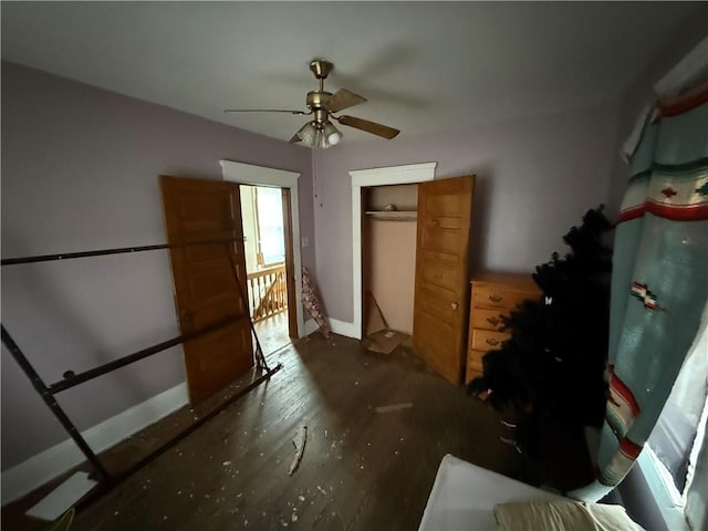 unfurnished bedroom with ceiling fan and a closet