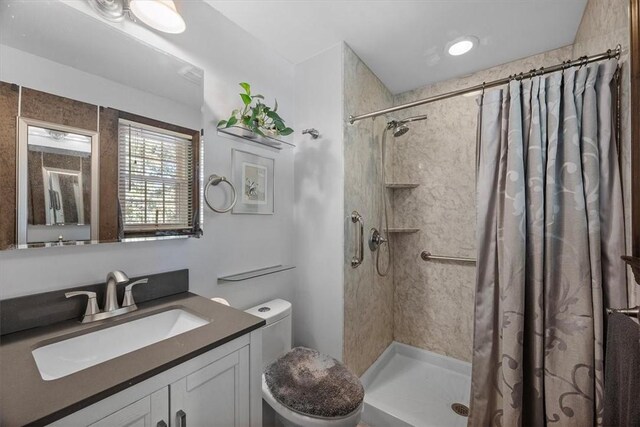 bathroom with a shower with curtain, vanity, and toilet