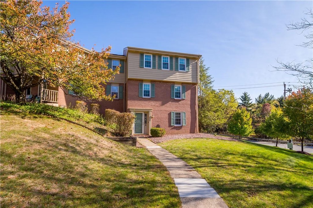 view of front of house featuring a front lawn