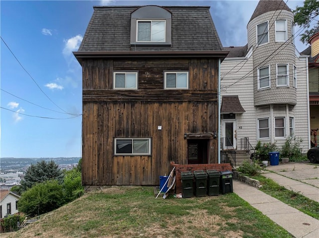 view of front of house featuring a front yard