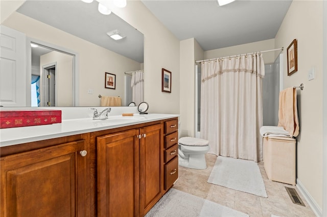 bathroom featuring a shower with shower curtain, vanity, and toilet