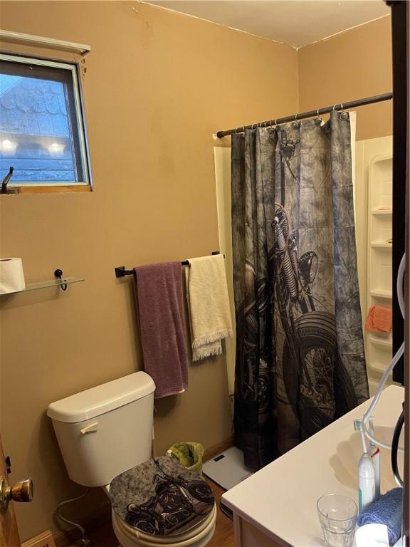 528 Longfellow St, Vandergrift Wml, PA 15690 - full bathroom with curtained shower and toilet