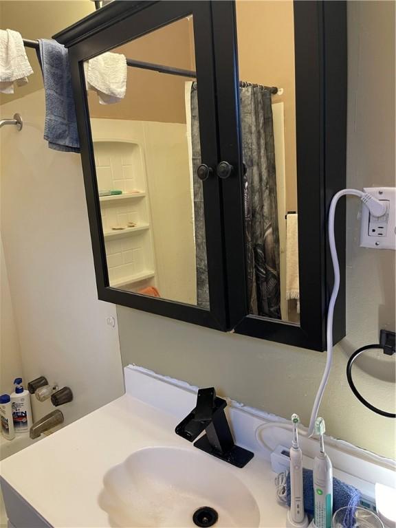 528 Longfellow St, Vandergrift Wml, PA 15690 - bathroom featuring vanity