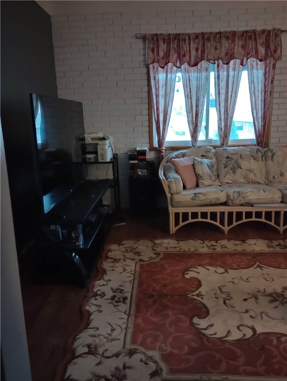528 Longfellow St, Vandergrift Wml, PA 15690 - living area with plenty of natural light