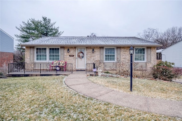 ranch-style home featuring a front lawn