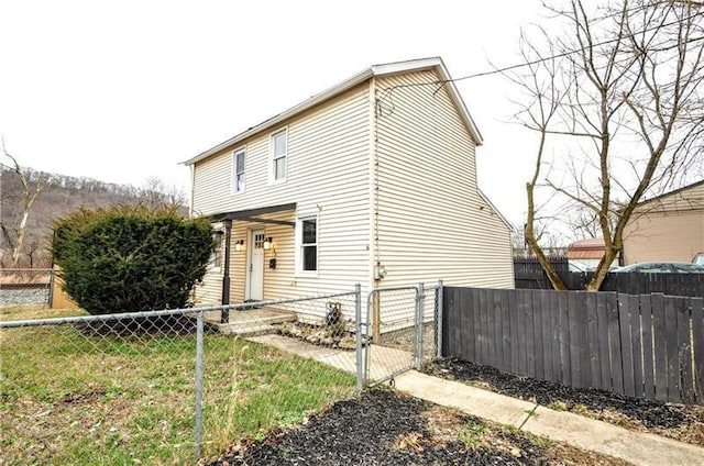 view of front facade featuring a front yard