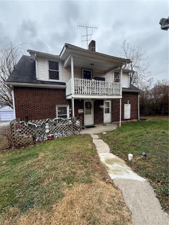 front facade with a front yard