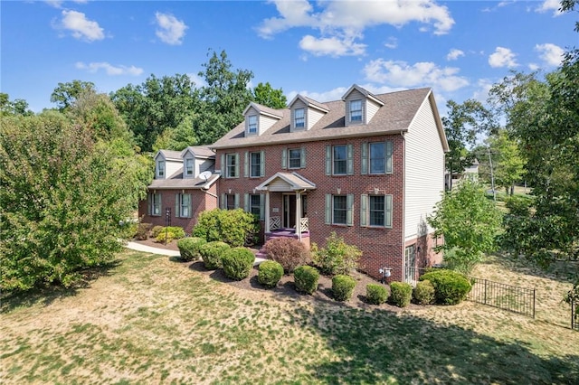 view of front of home featuring a front yard