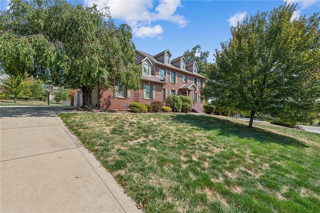 view of front of property featuring a front yard