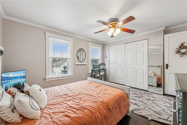 bedroom featuring ceiling fan, dark hardwood / wood-style flooring, crown molding, and a closet