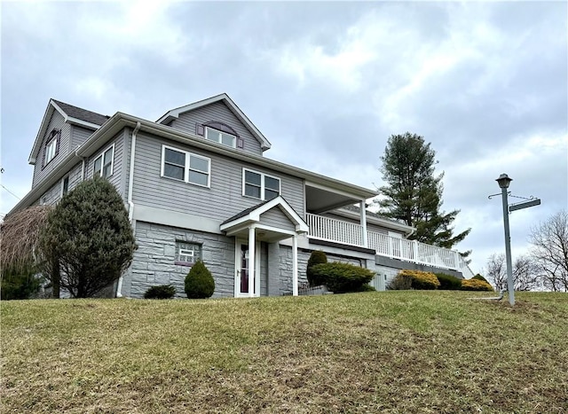 front facade featuring a front yard