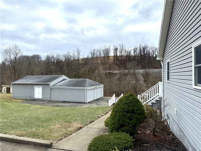 view of yard featuring an outbuilding