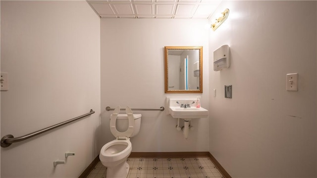 bathroom featuring toilet and sink