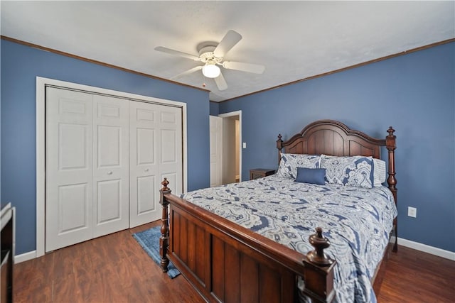 bedroom featuring ceiling fan, dark hardwood / wood-style flooring, and a closet