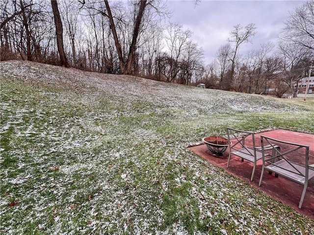 view of yard featuring a fire pit