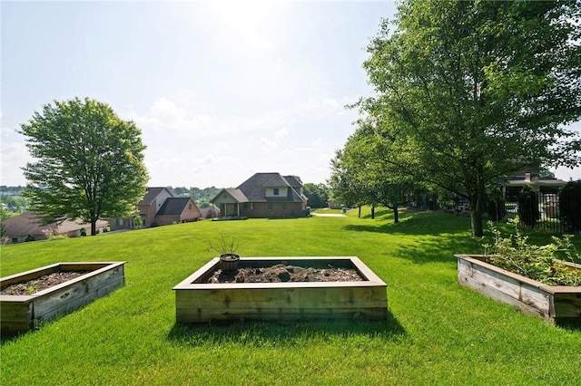 view of property's community featuring a lawn