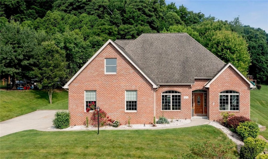 view of front facade featuring a front yard