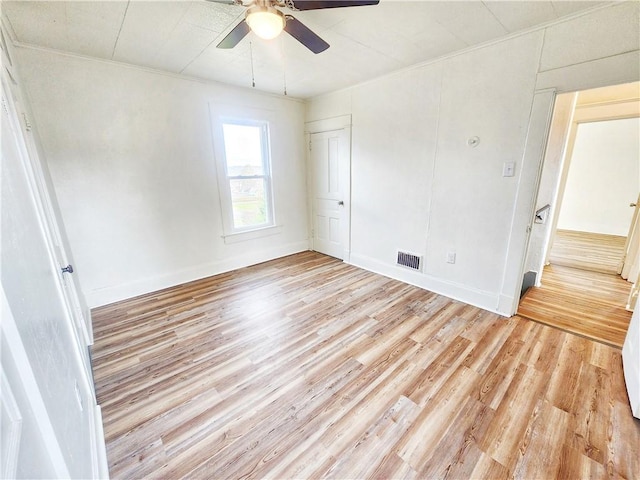 2013 S Jefferson St, Shenango Twp Law, PA 16102 - unfurnished bedroom featuring light wood finished floors, baseboards, a ceiling fan, and a closet