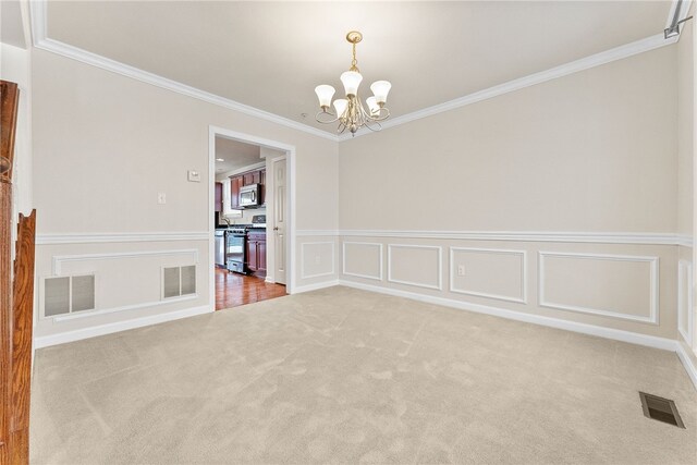 spare room with carpet flooring, a notable chandelier, and ornamental molding