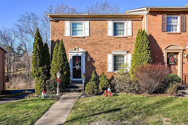 view of front facade with a front yard