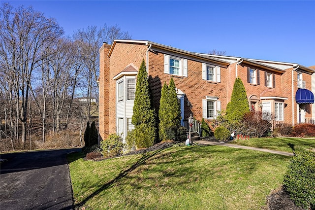 view of front of property featuring a front lawn