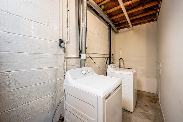 washroom featuring washer and clothes dryer