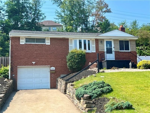 view of front facade featuring a front lawn and a garage