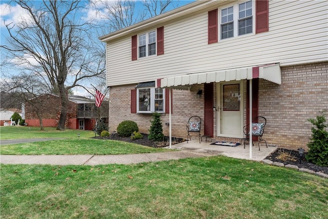 view of front of house featuring a front lawn