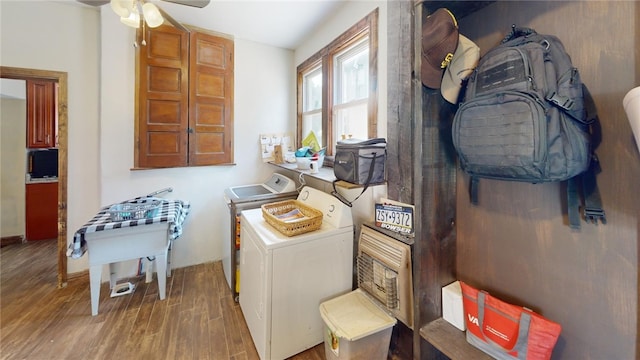 clothes washing area featuring washing machine and dryer, ceiling fan, and hardwood / wood-style floors