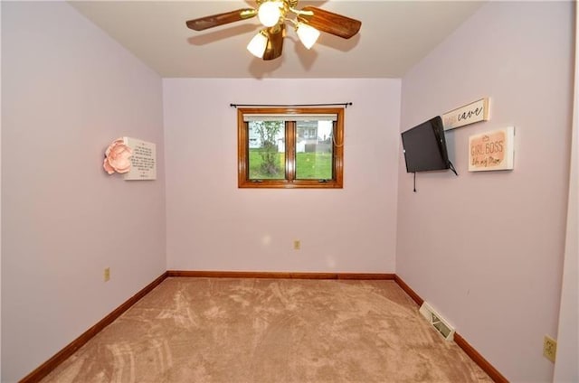 unfurnished room with light carpet and ceiling fan