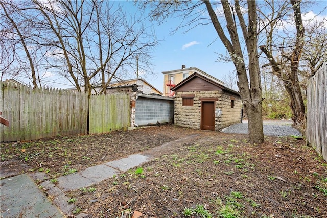 view of yard with an outdoor structure